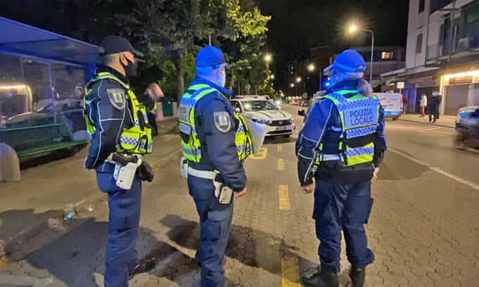 Scappano all’alt della polizia locale, poi finiscono in un fosso e tentano la fuga: arrestato uno dei fuggitivi