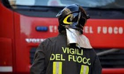Appartamento in fiamme a Zibido San Giacomo: gli inquilini si rifugiano sul balcone