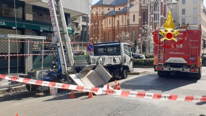 Operaio viene colpito dal cestello di un montacarichi e finisce in ospedale