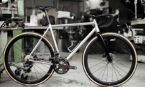 Un'innovativa bici che accoppia titanio e carbonio è stata premiata da Assolombarda