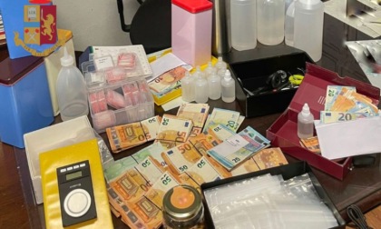 Pusher arrestato a Milano: in casa 7 chili di droga e 13mila euro in contanti