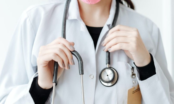 Ruba l’identità a un altro medico e si finge endocrinologa: denunciata dall’azienda