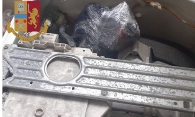 Spacciatore 56enne nascondeva cocaina e eroina nella lavatrice: arrestato