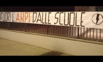 "Blocco studentesco" appende striscione contro l'Anpi fuori dalla Casa della Memoria di Milano