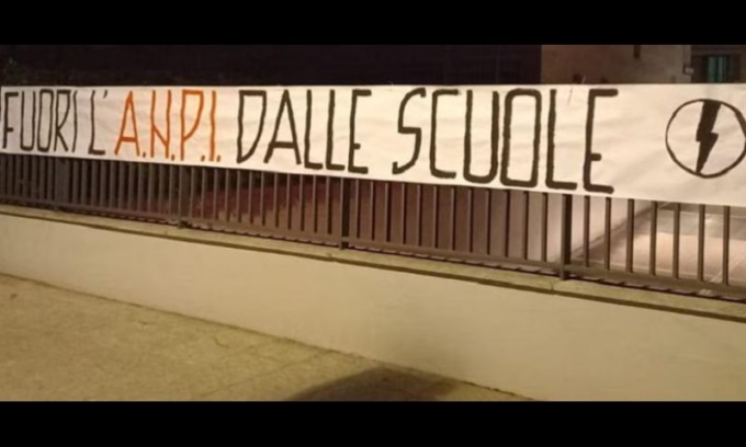 “Blocco studentesco” appende striscione contro l’Anpi fuori dalla Casa della Memoria di Milano