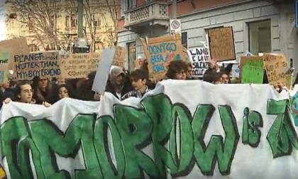 "Friday for future", i giovani sono tornati a manifestare per il clima a Milano e hanno preso di mira Regione e Comune