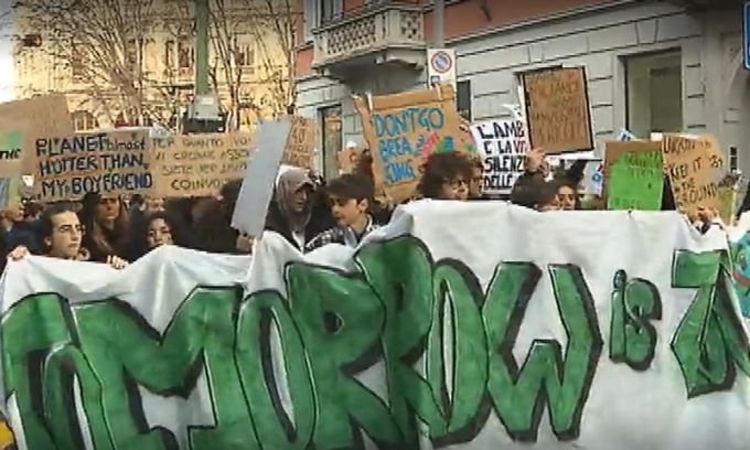 “Friday for future”, i giovani sono tornati a manifestare per il clima a Milano e hanno preso di mira Regione e Comune