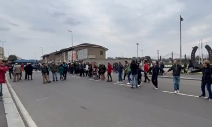 Una lunga catena umana di 3mila persone contro lo stadio Milan all'ex Ippodromo La Maura