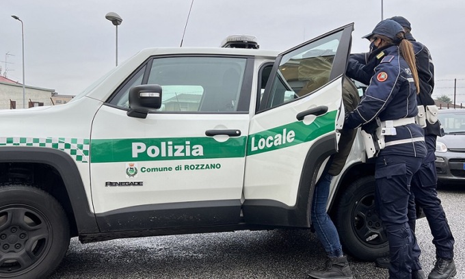Provocano due incidenti e scappano: uno dei fuggitivi rincorso e bloccato da un passante