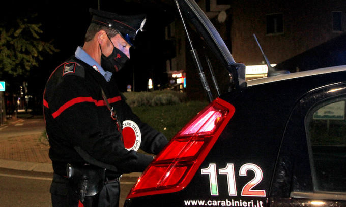 Reagisce alla rapina: 23enne colpito alla testa, banditi in fuga dopo aver sparato in aria