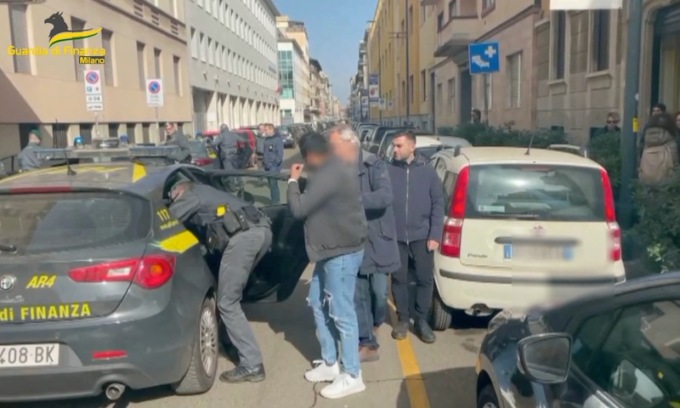 Truffatori con soldi falsi tentato di vendere criptovalute: sventata truffa da 700mila euro
