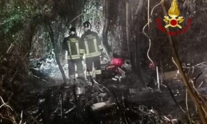 Tragedia a Rozzano | Incendio in una baracca di fortuna: muore un uomo, grave una donna