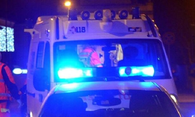 In un incidente frontale tra auto e moto muore un ragazzo di 19 anni