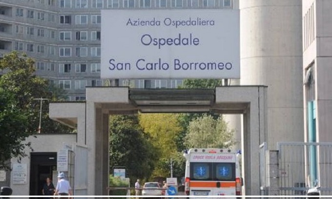 Auto in retromarcia abbatte un segnale stradale che colpisce una donna