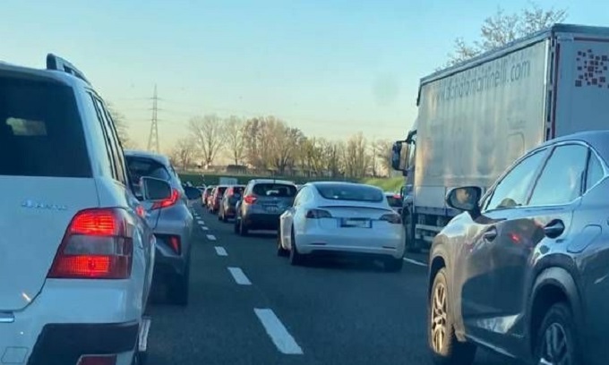 Auto contro guardrail sulla Tangenziale Est: ferito 49enne