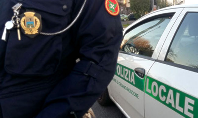 Ubriaco cade dalla moto, si rifiuta di fare l’alcol test e aggredisce medico: denunciato