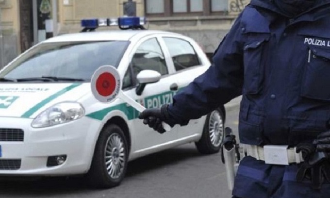 Guida un’Audi (denunciata) senza aver mai preso la patente: beccato 25enne dalla polizia locale di Cesano