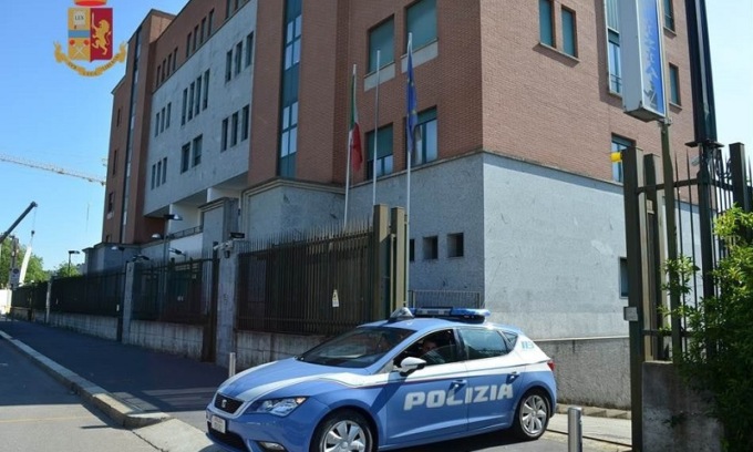 Quattro giovani beccati con la droga sul tavolo in un appartamento abusivo al Lorenteggio