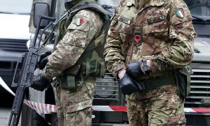 Molestano verbalmente una 19enne per strada: tre militari condannati per catcalling