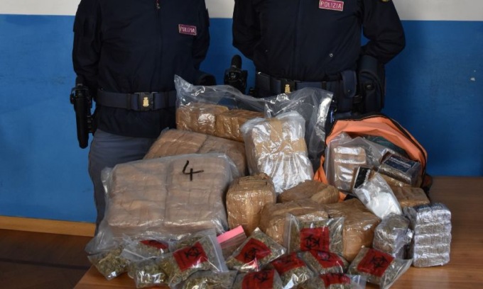 Scoperti a Trezzano con oltre 20 chili di droga marchiati “Gomorra”: arrestati