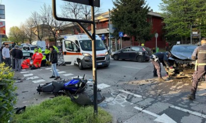 Scontro tra auto e moto dopo un sorpasso: 19enne in condizioni serie