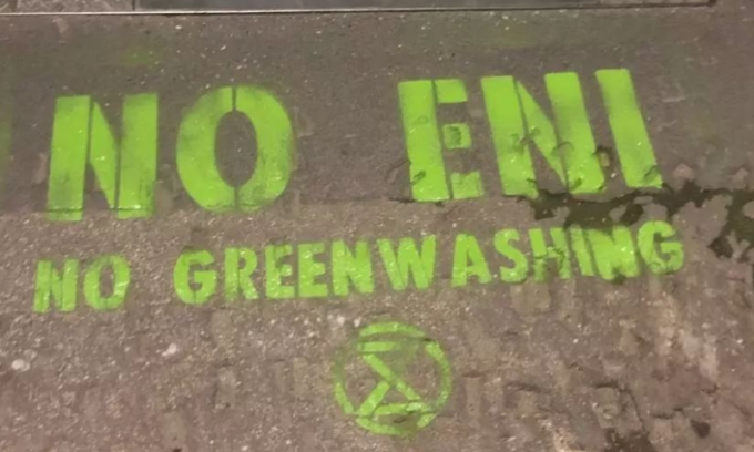 Gli attivisti di Extinction Rebellion attaccano la sede Rai di Milano