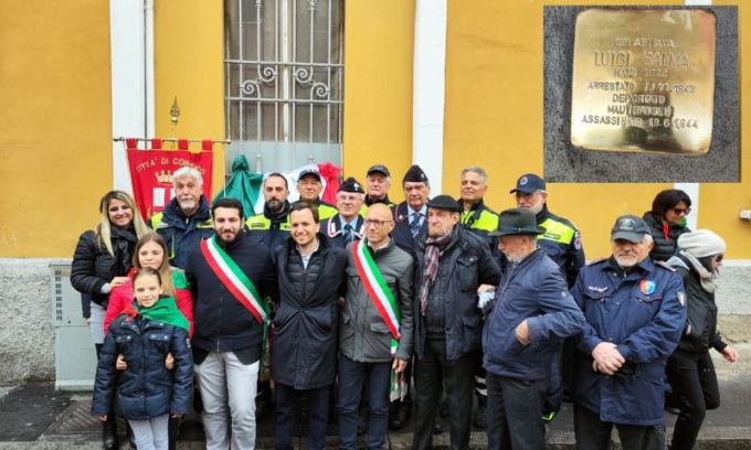 Pietra di inciampo per Luigi Salma a Corsico, la cerimonia del ricordo commuove anche gli studenti