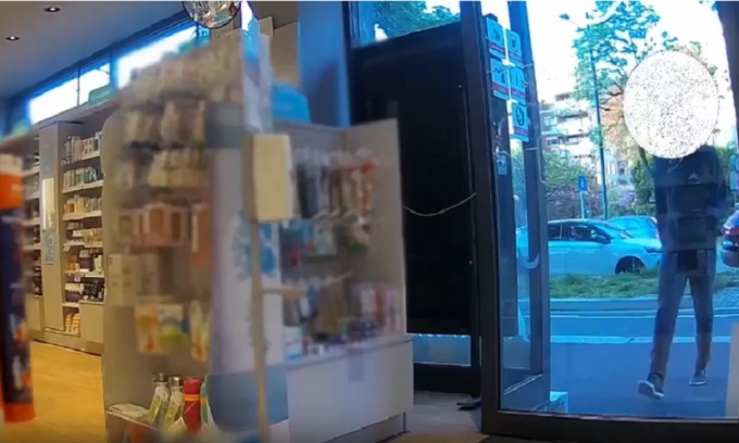 Rapina la farmacia e prima di uscire pensa a far cancellare le sue impronte con l’alcol