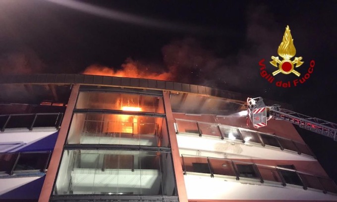 Tetto di una palazzina a fuoco nella sera di Pasqua: oltre 10 ore per domare le fiamme
