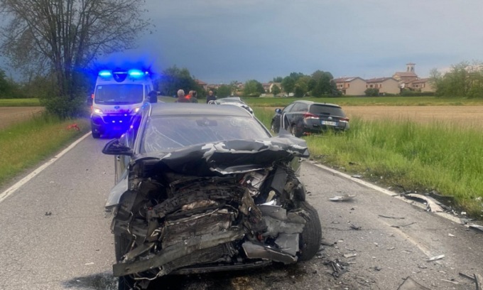 Scontro frontale tra due auto, 25enne in gravi condizioni