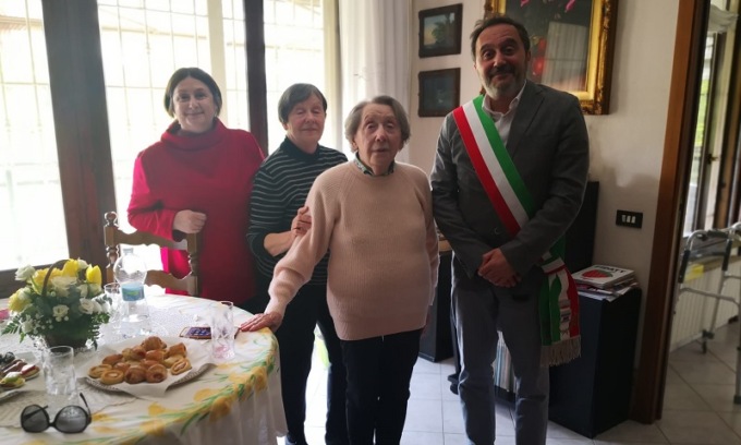 Cento candeline per la signora Eva, una delle prime donne a votare per la Repubblica