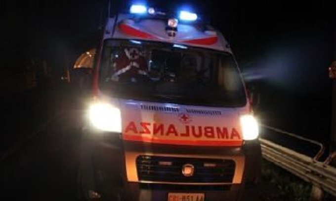 Auto esce fuori strada lungo la Vigevanese