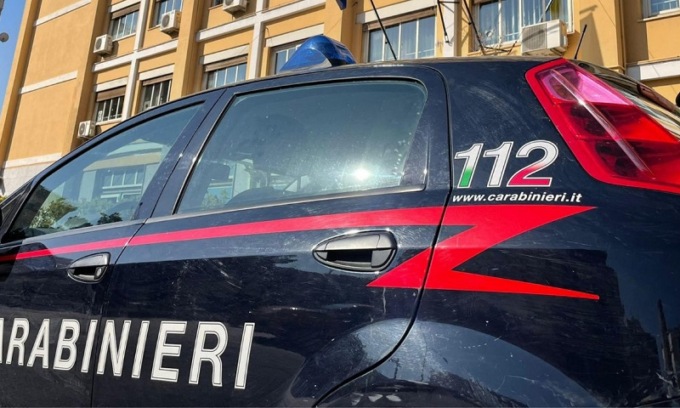 Sfonda il bar e ruba il fondo cassa ma dimentica il telefono: torna a riprenderlo e trova i carabinieri