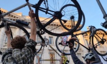 Aria pulita e strade sicure: in Piazza della Scala manifestano più di 600 persone