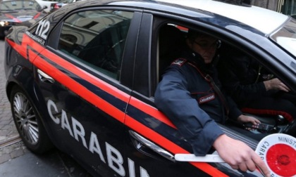 Ubriaco alla guida centra le auto in sosta e poi minaccia i carabinieri