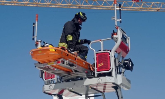Area Mind, perde i sensi mentre si trova a 12 metri di altezza: operaio salvato dai Vigili del Fuoco