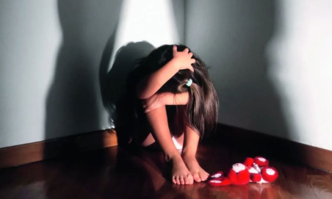 Abusava della figlia e filmava le molestie: arrestato