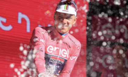 Evenepoel è la prima maglia rosa del Giro d'Italia 2023