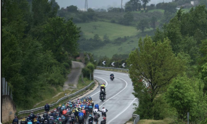 Groves al Giro 2023 si impone su Milan nella tappa delle cadute