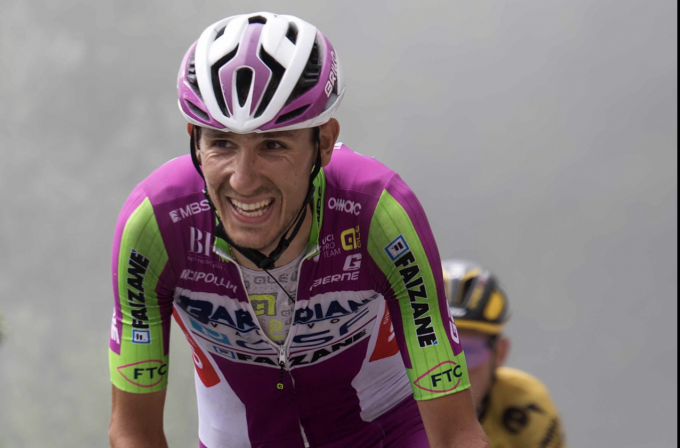 Filippo Zana batte in volata Thibaut Pinot, mentre Roglic e Thomas staccano Almedia