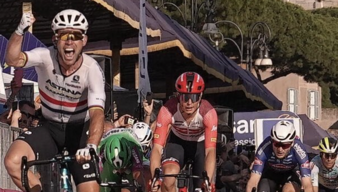 Cavendish, sprint reale ai Fori Imperiali nella passerella romana del Giro .Trionfo per Roglic
