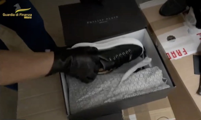Contraffazione a Milano: sequestrati 11mila articoli Philipp Plein