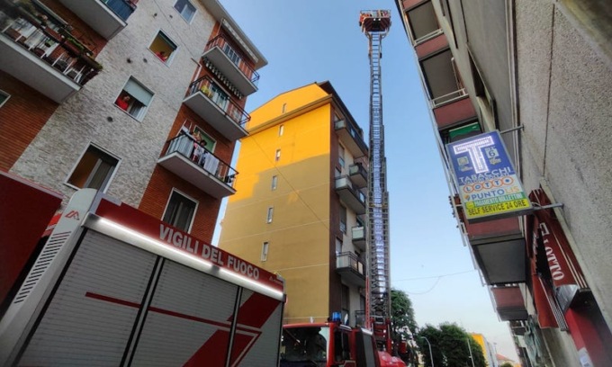 Si blocca la canna fumaria della pizzeria, coltre di fumo su via Monti: tre squadre di pompieri sul posto
