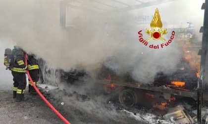 Camion avvolto dalle fiamme in tangenziale