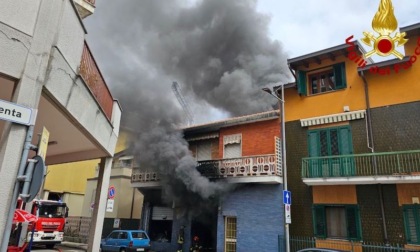 Incendio in un'officina: gli operai cercano di spegnerlo e cede parte del soffitto