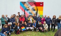 Un nuovo murale dedicato a Raffaella Carrà è stato inaugurato al ponte Galetti