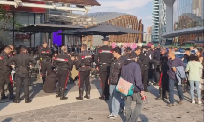 Una ragazza tenta di rapire un bimbo in centro a Milano ma il padre la insegue e la blocca