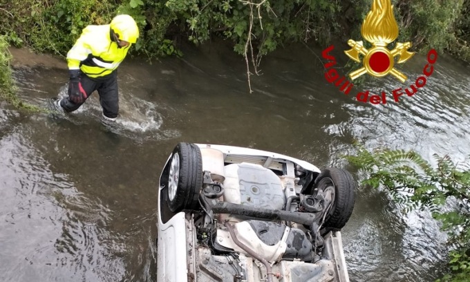 Sbanda con l’auto e finisce in una roggia piena d’acqua