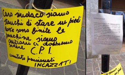 Cartello contro la rimozione delle panchine in centro: "Siamo anziani e dobbiamo sederci", il sindaco replica