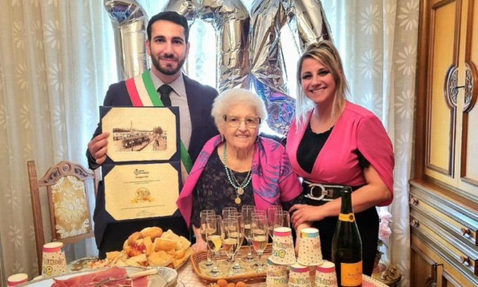 Cento candeline per Anna Taormina: tabelline, lavoro e uncinetto il segreto di lunga vita